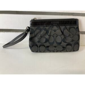 COACH SMALL BLACK GRAY SIGNATURE PRINT LEATHER TRIM WRISLTET